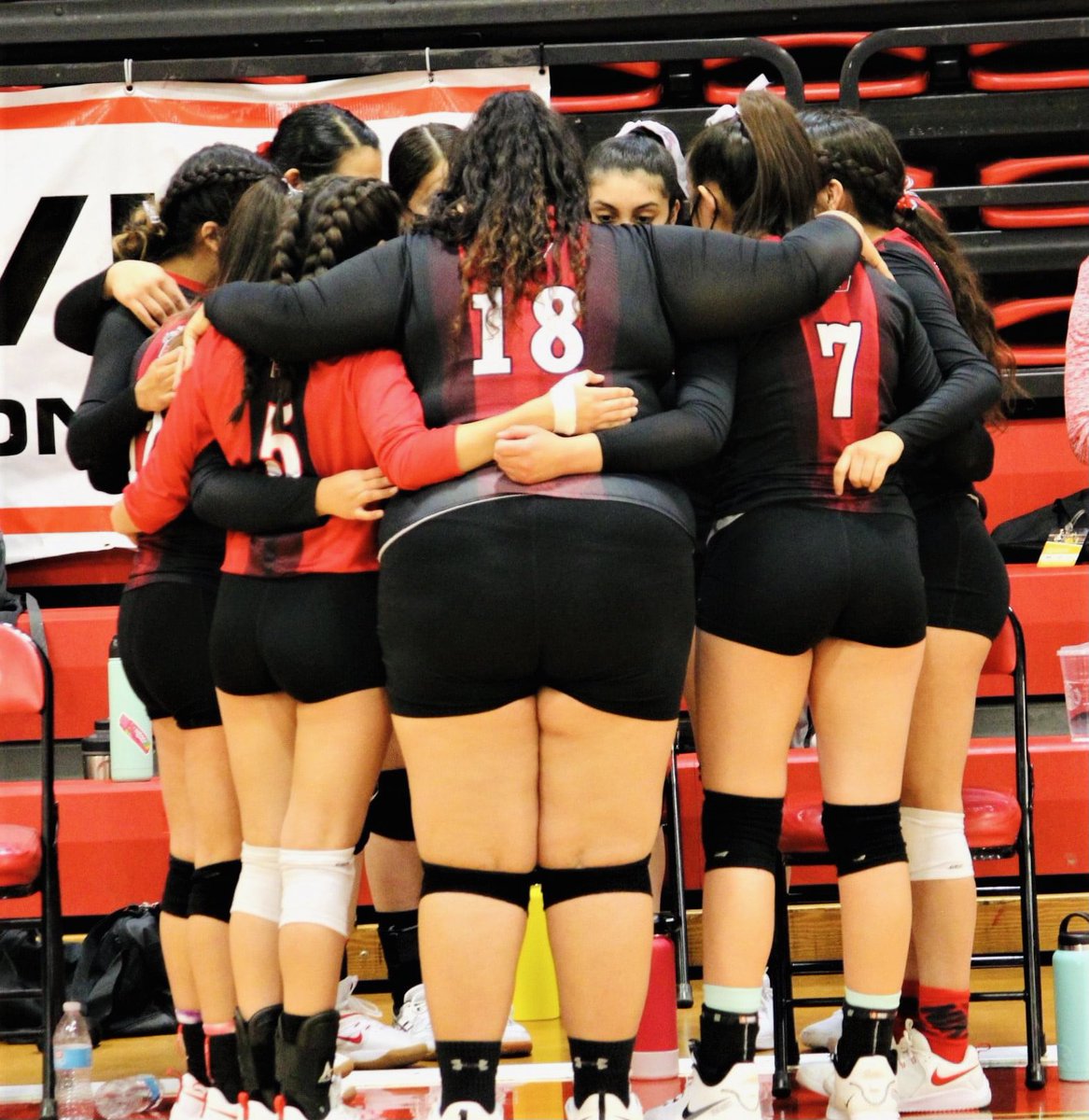 VolleyballHvhs's tweet photo. Lady Bears take the win in 5 against the Lady Tigers!!🔥🐾 https://t.co/2DJLNF8m35