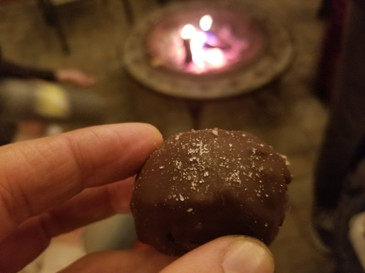 FOESAD5150's tweet photo. #flash #noflash @HuKitchen #seasalt #truffles & #peanutbutterchocolatefuge #recipe by #hukitchen #getbacktohuman #yummy #foodporn #nondairy #glutenfree #vegan #chocolate #munchies https://t.co/a4vzdGf593