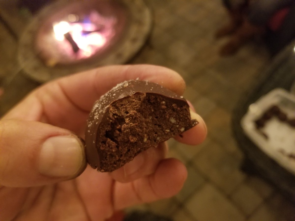 FOESAD5150's tweet photo. #flash #noflash @HuKitchen #seasalt #truffles & #peanutbutterchocolatefuge #recipe by #hukitchen #getbacktohuman #yummy #foodporn #nondairy #glutenfree #vegan #chocolate #munchies https://t.co/a4vzdGf593