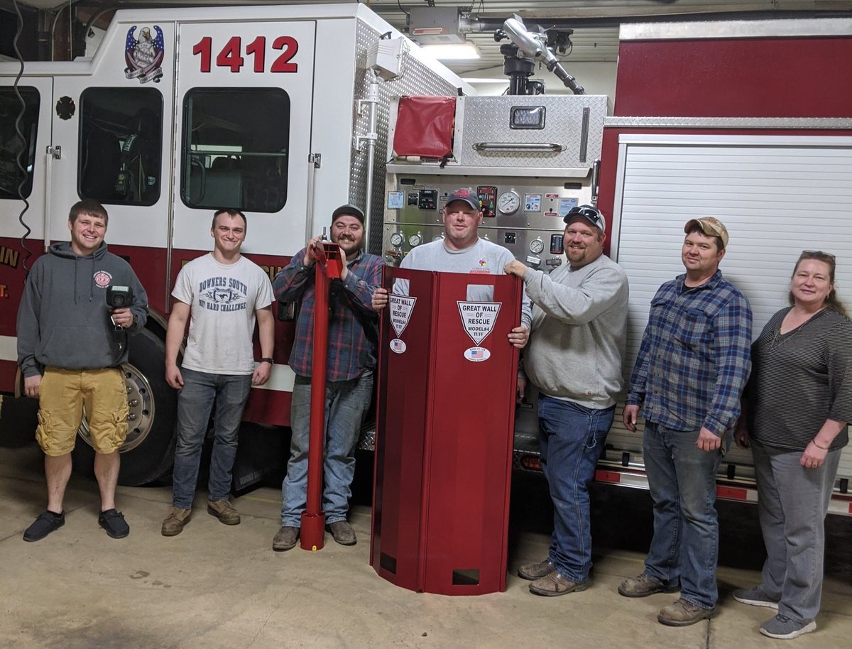 SauneminD's tweet photo. Work night at Saunemin, replaced 1000 feet of 4" hose with 5" Great Wall of Rescue and @3MScott TIC (Thermal Image Camera) arrived today!!!!! https://t.co/tcDSNws7UF
