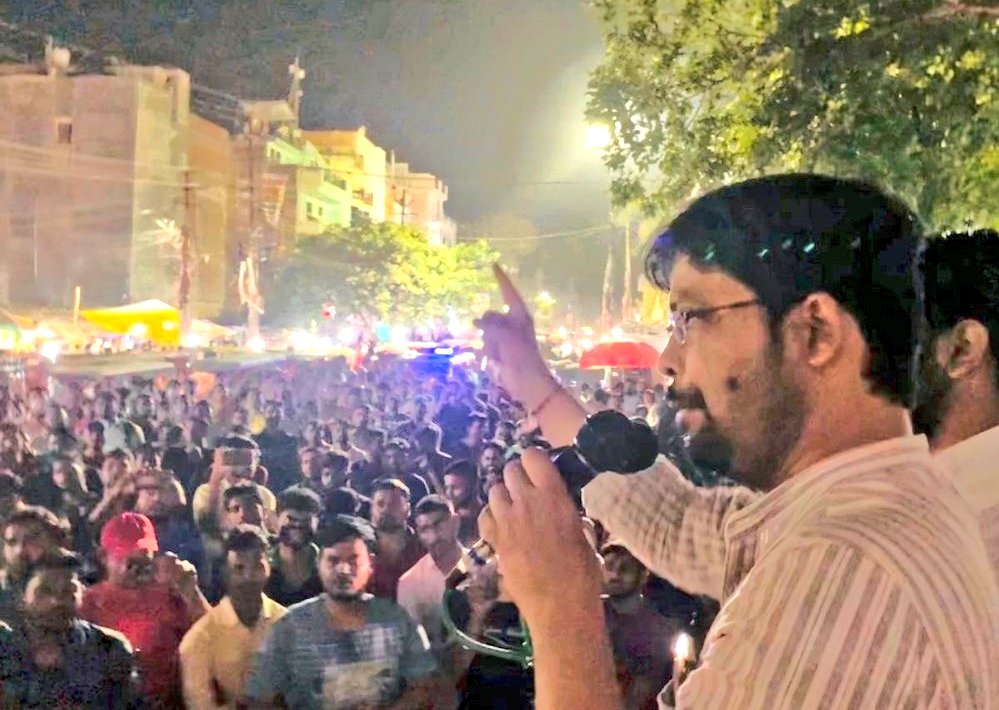 yuvahallabol's tweet photo. क्या दिल्ली नोएडा में बैठी मीडिया को पता भी है कि कल शाम इलाहाबाद में छात्र युवाओं की कैसी महापंचायत हुई है?

और जिनको पता है उनमें से कितने मीडिया वाले इन तस्वीरों को दर्शकों तक पहुंचाएंगे?

अगर मीडिया ये काम नही करती तो आपकी हमारी जिम्मेदारी है हक़ की आवाज़ हर घर तक पहुँचा दें! https://t.co/EPtiTrq9vJ