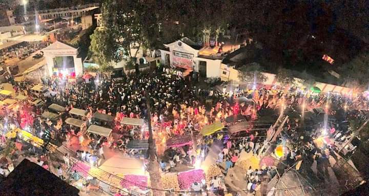 yuvahallabol's tweet photo. क्या दिल्ली नोएडा में बैठी मीडिया को पता भी है कि कल शाम इलाहाबाद में छात्र युवाओं की कैसी महापंचायत हुई है?

और जिनको पता है उनमें से कितने मीडिया वाले इन तस्वीरों को दर्शकों तक पहुंचाएंगे?

अगर मीडिया ये काम नही करती तो आपकी हमारी जिम्मेदारी है हक़ की आवाज़ हर घर तक पहुँचा दें! https://t.co/EPtiTrq9vJ