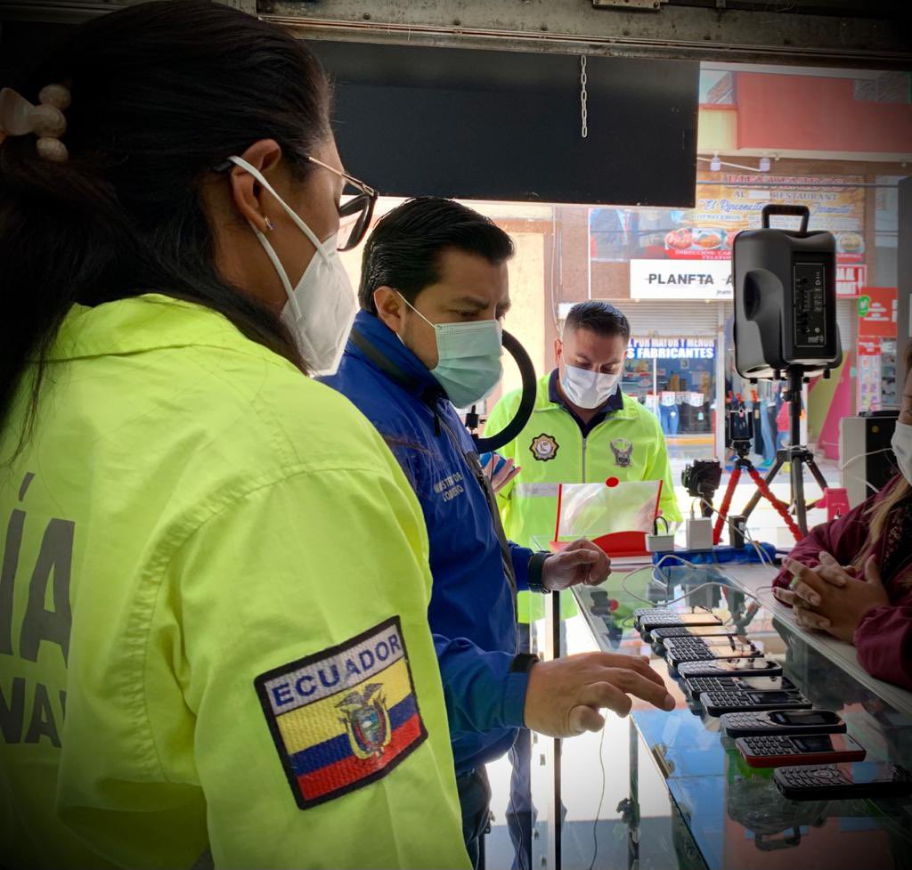 DigitalRiobamba's tweet photo. #NOTAS: en #Riobamba la Intendencia de Policía y Policia Judicial #controlaron establecimientos de venta y reparación de #celulares, verificando marcas y que estén debidamente homologados en Ecuador. Se decomisó 17 celulares por no justificar su procedencia y tener adulteraciones https://t.co/gGOHXqJ1vu