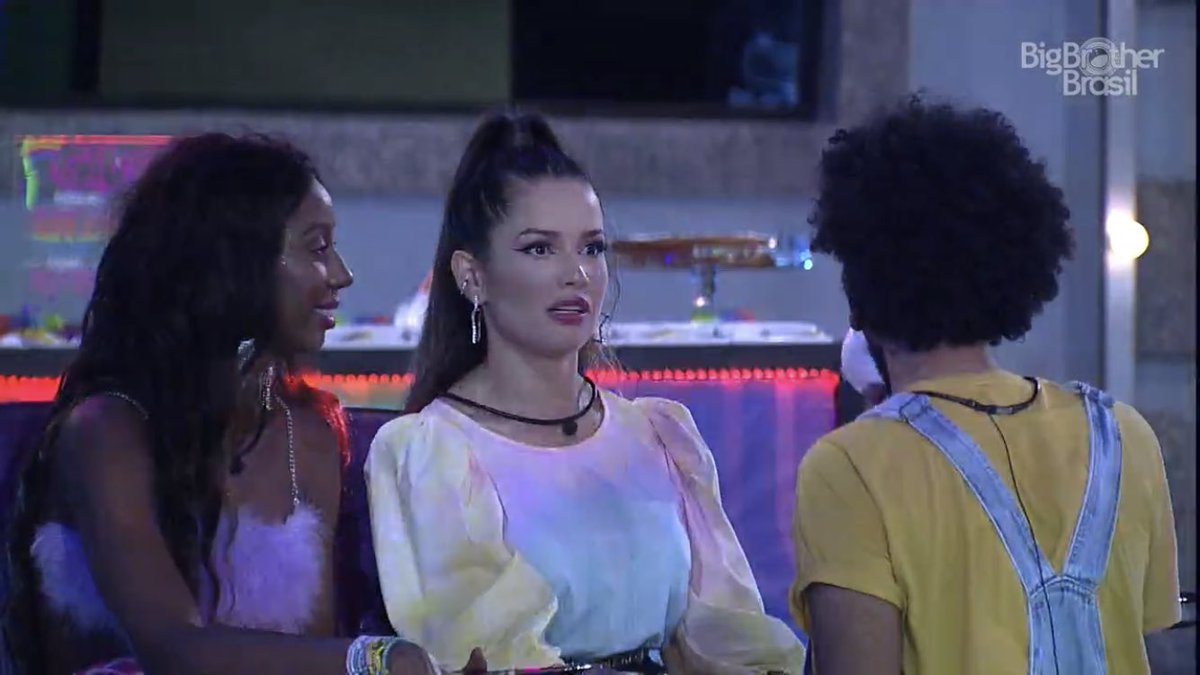 Juli ta com João e Camilla na festa, estão acompanhando??