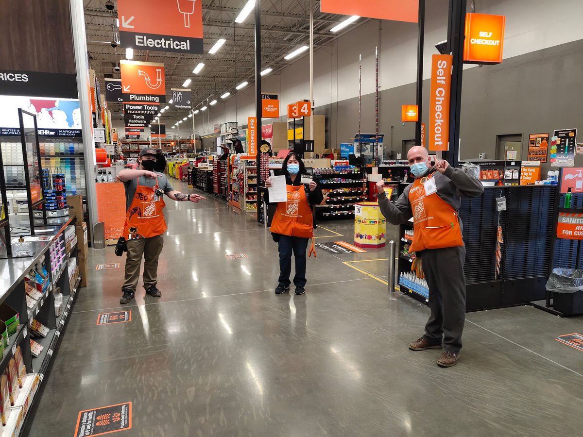 tutor_jed's tweet photo. Big shout out to Germaine for GETting involved and absolutely killing customer service here at 4422. I feel so blessed to work with such awesome people! #drivingd53 #unstoppable4422 https://t.co/ualQHqZfOH