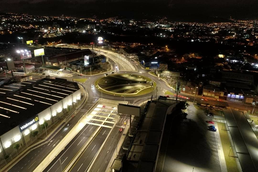 ClaudiaDobles's tweet photo. 🇨🇷 La Administración Alvarado Quesada entrega una obra más a CR.
Bajo el liderazgo del Presidente de la República y de nuestro Ministro MOPT, la infraestructura vial avanza en todo el territorio nacional.
Esta noche inauguramos la nueva Rotonda del Bicentenario en Cincunvalación. https://t.co/EOMNmIG8KG