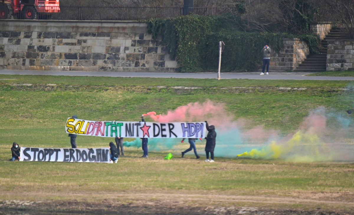 SoliObrera's tweet photo. Comunicado de Rojava Azadi Madrid sobre el proceso de ilegalización del HDP y el aislamiento de Öcalan.
#hdphalktır
#HDP
#StopErdogan #RiseUp4Rojava
#Rojava #Kurdish
✅En facebook 👇
https://t.co/tp7Nc3phZ6
✅En su web👇
https://t.co/r3yopd8ZZN
(Foto: @schullegr) https://t.co/E6OcUbqDiS