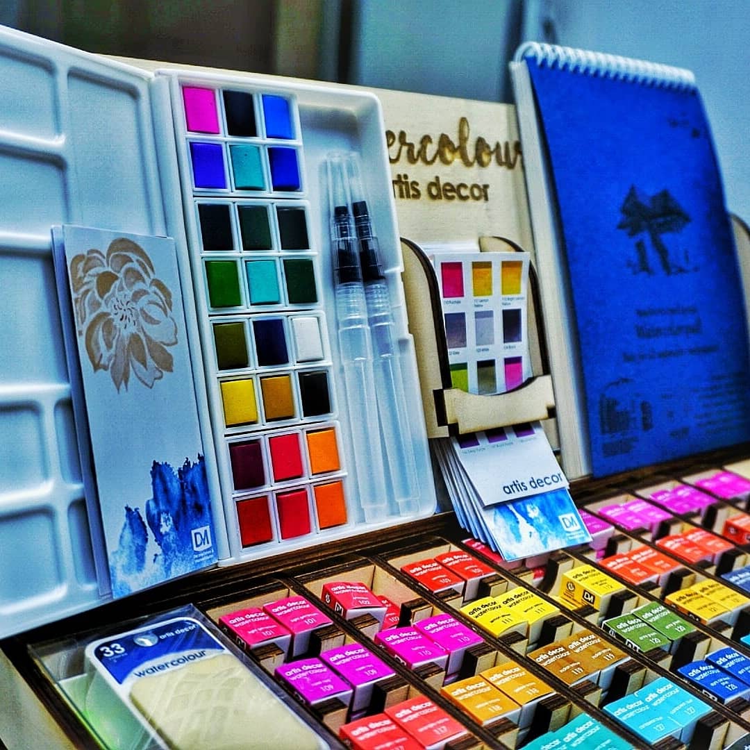 KreativaArtis's tweet photo. Hola a tod@s! Con la primavera nos ha llegado esta explosión de colores. Acuarelas Artis decor, una gama completa de colores de alta pigmentación. Pinturas vitral , mix Media... Nos encantan!!😍😍
#decoman #artisdecor #acuarelas #comerciolocal #manualidades https://t.co/QDVydYef9t
