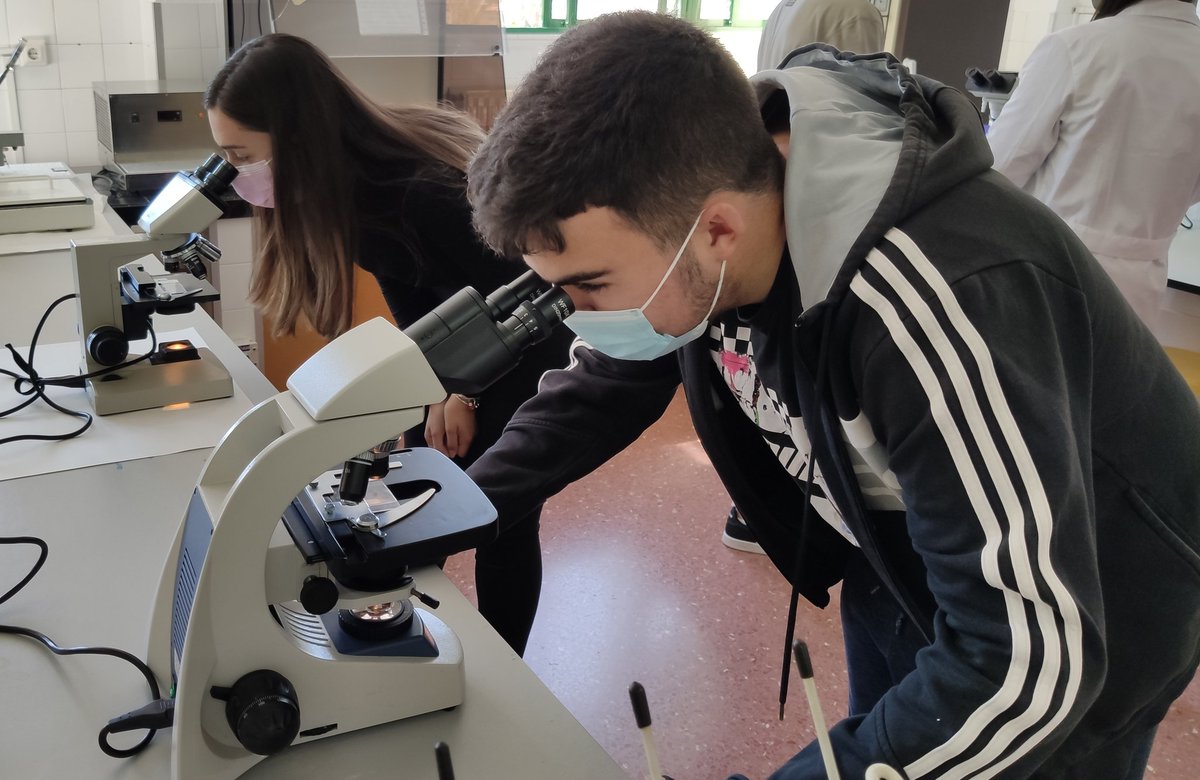 IesSanidad's tweet photo. El alumnado de Técnico Superior en Anatomía Patológica #TSAPC explica a #bachillerato en q consiste el ciclo formativo @FPAndaluza #FP @IColegiales #Antequera Gran trabajo de nuestras compañeras @ana_artacho  y María García https://t.co/jMcN5blRzJ