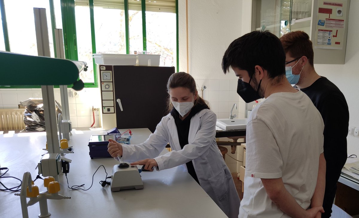 IesSanidad's tweet photo. El alumnado de Técnico Superior en Anatomía Patológica #TSAPC explica a #bachillerato en q consiste el ciclo formativo @FPAndaluza #FP @IColegiales #Antequera Gran trabajo de nuestras compañeras @ana_artacho  y María García https://t.co/jMcN5blRzJ