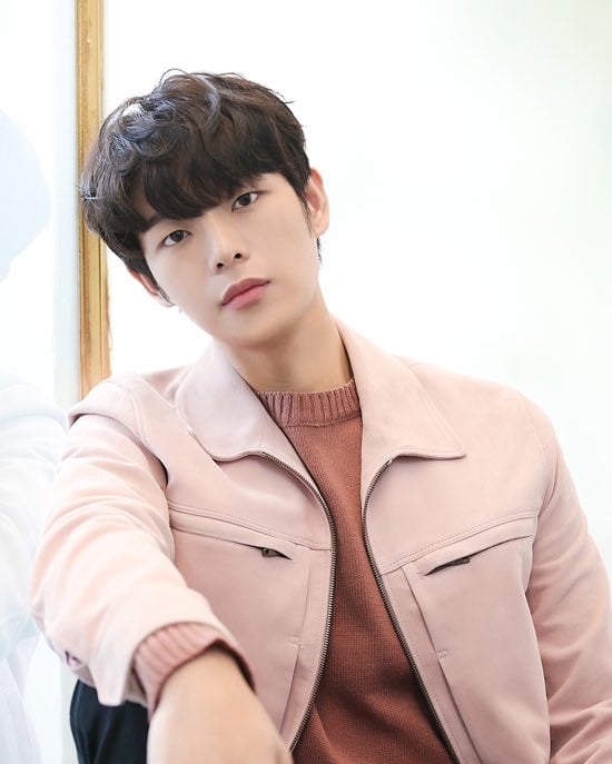 LDramaland's tweet photo. #KimDoGun confirmed to join the cast of upcoming SBS drama #NowWeAreBreakingUp along with #SongHyeKyo and #JangKiYong
He will play as Jimmy, a person who doesn't stay in one love
Schedule to air July 2
Source naver https://t.co/eYBIXFOU9n