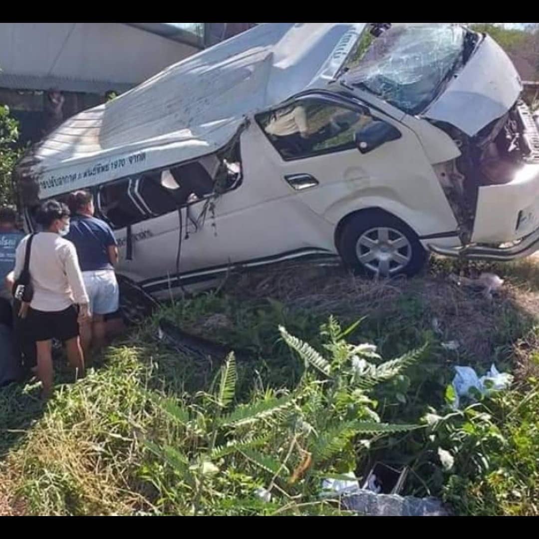 stevekaposi's tweet photo. Another #vancrash in #Thailand

https://t.co/uYweaeUdW6

#Bangkok #ThailandNews #SteveKThailand #TACSThailand #ThailandWatch #DiscoverThailand #Strange #AmazingThailand #roadaccidents #baddriving #RoadAccidentsThailand #ThaiCrazyAccidents #VanCrashThailand #ThaiPublicTransport https://t.co/9l9NfOqZws