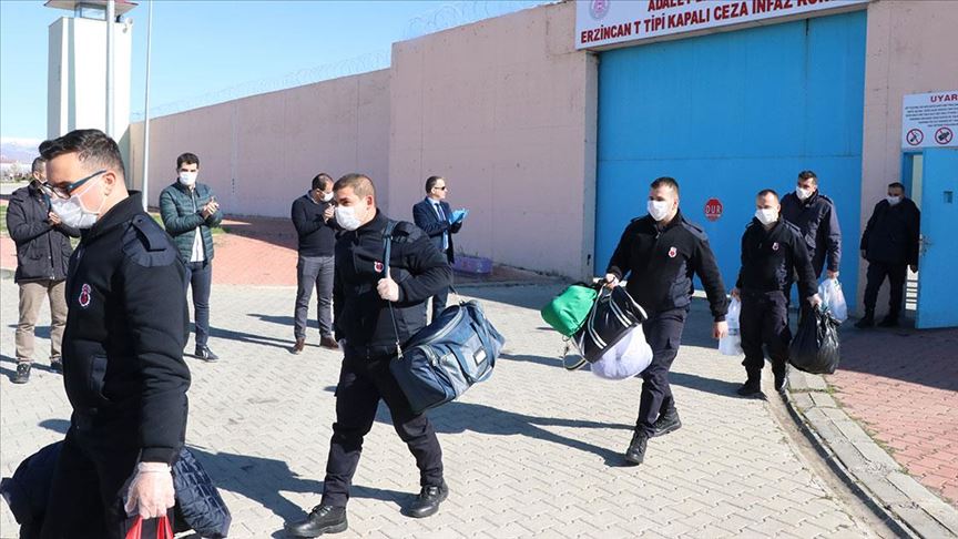 CteTeskilatt's tweet photo. TARİH: 01.04.2020 

+Mahkum sağlığı için Cezaevinde yatılı nöbete başlayan İnfaz Koruma Memurları evlerine gidemiyor.

TARİH 25.03 2021

+Toplu toplantılar, kongreler ve sokaktakilerin sorumsuzluğu yüzünden vakalarda artış. Cezaevinde yatılı nöbete devam.

#HakkımıHelalEtmiyorum https://t.co/iRMjFhV3zg