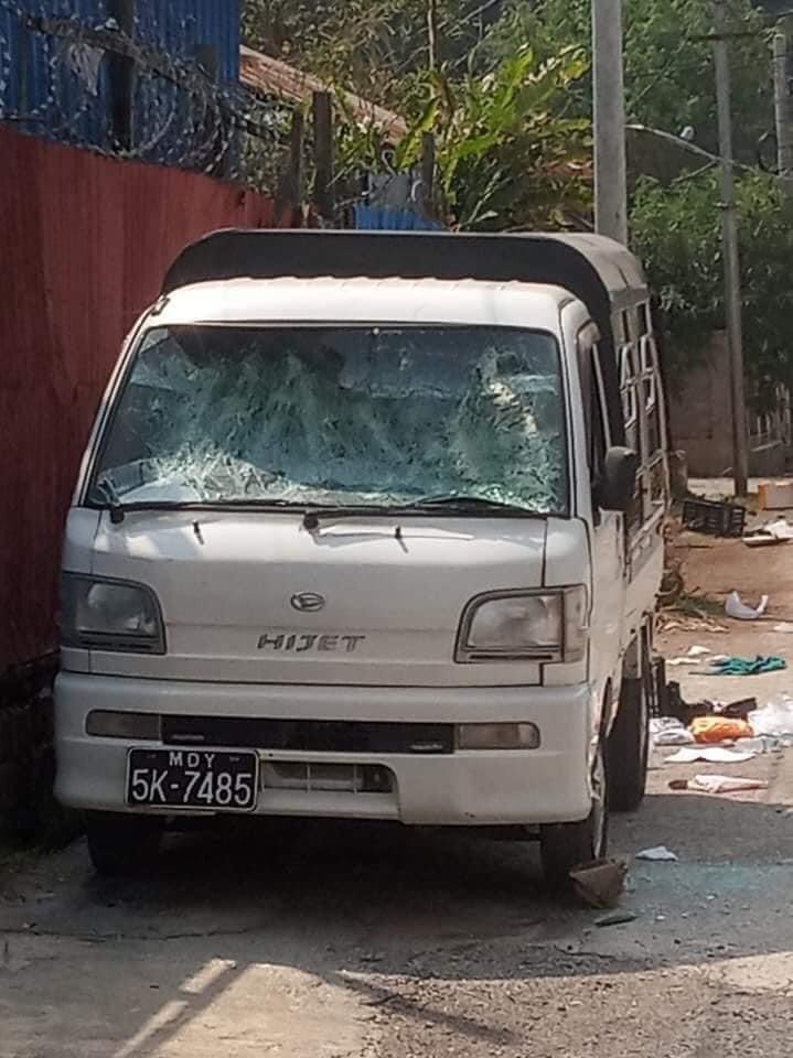 Taunggyi, Shan State:

Terrorists (Myanmar security forces) smashed car glass with slingshots.

#WhatsHappeningInMyanmar #Mar25Coup #MilkTeaAlliance #bbc #Taunggyi #Myanmar