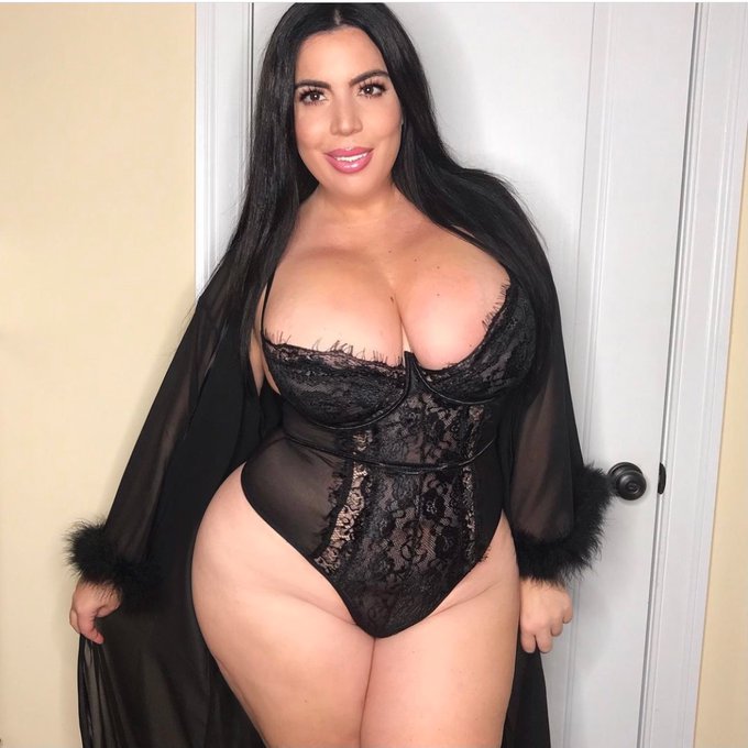 Night cap ? 😈 https://t.co/lOGi0Hz3ya