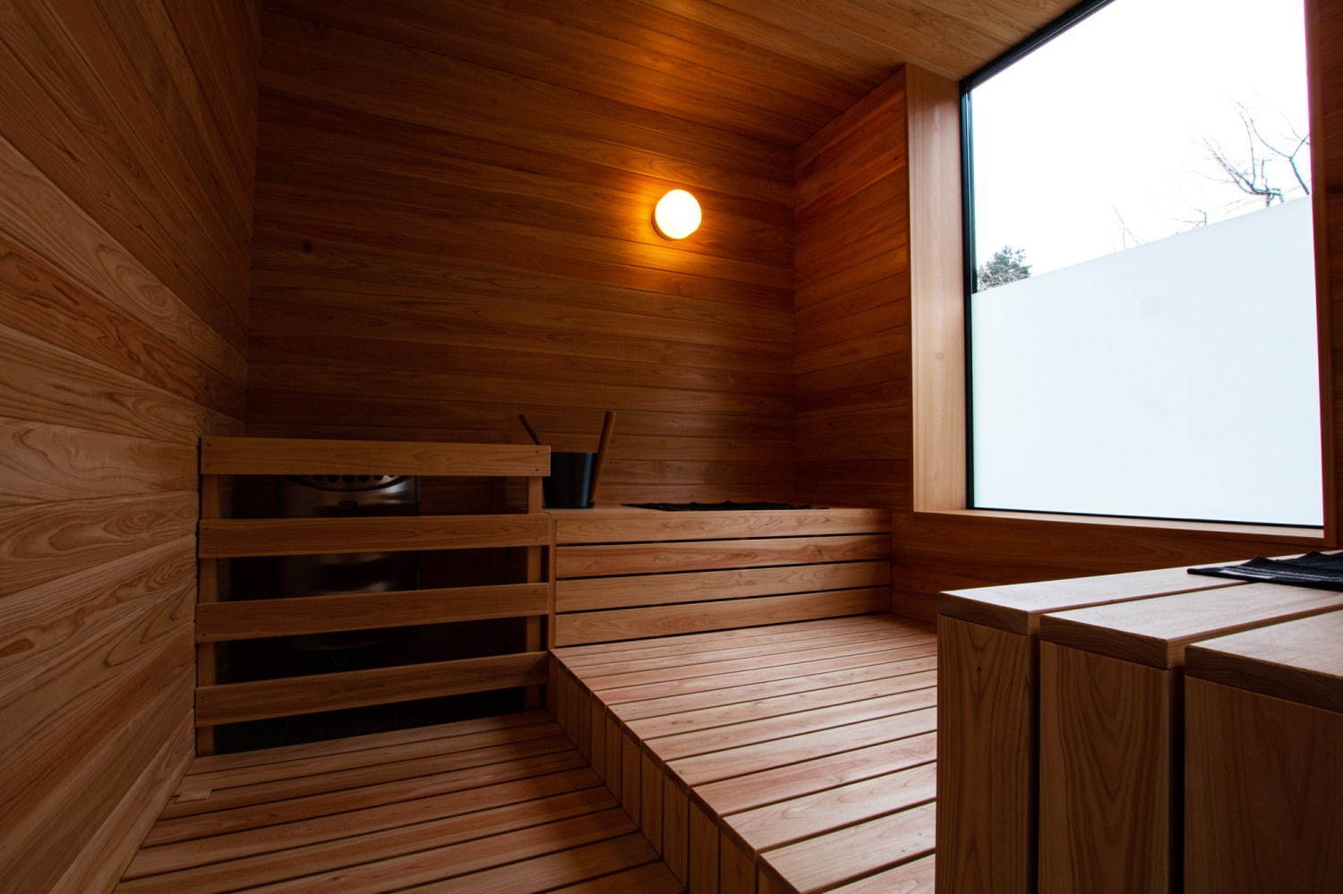 あこがれホテル 埼玉県入間郡にあるプライベートサウナ付きの宿泊施設 サウナスイートキャビン が素敵 北欧のサウナ 小屋をイメージした一棟貸しキャビン 24時間入り放題のフィンランド式プライベートサウナや水風呂ジャグジー 暖炉も完備 外に出れば