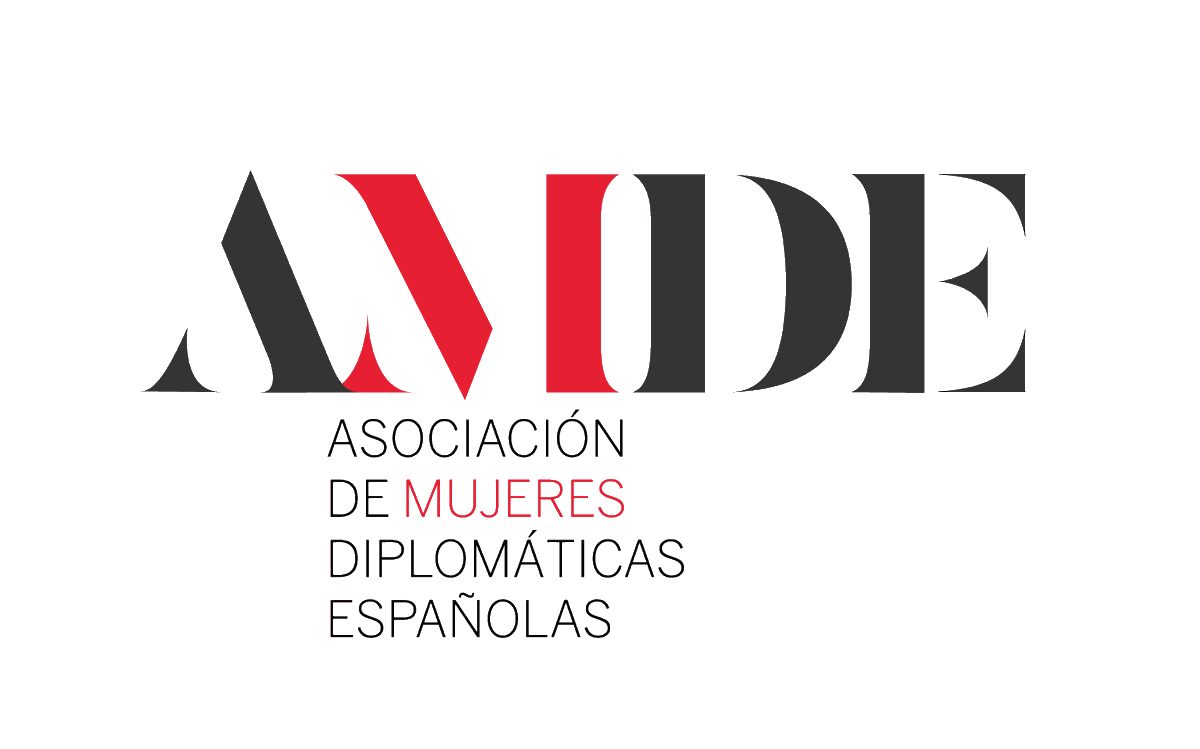 AMDERedes's tweet photo. "Todavía hay muchos prejuicios sobre la diplomacia, por eso sigue siendo una profesión tan masculinizada". ➡️
Compartimos la entrevista de @elperiodico a la Presidenta de la AMDE, que subraya diversos déficits de igualdad en la carrera diplomática.👇👇👇 https://t.co/1xUemTvyhH