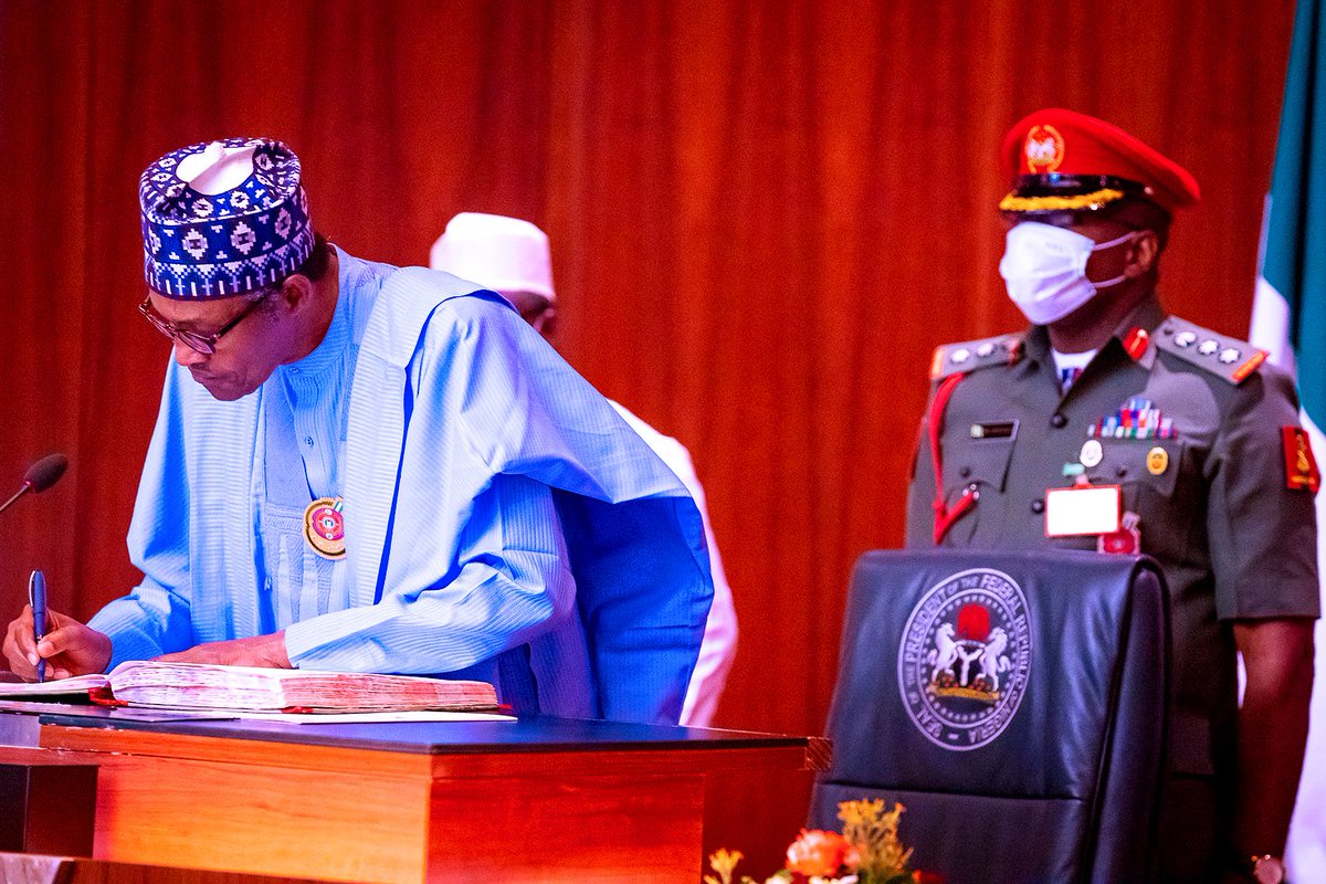 SirAbelOfficial's tweet photo. #OsinbajoOnRestructuring
Did you knw what restructuring Nigeria implies?
- It means that each region will concentrate on developing its infrastructure at its own pace.
- #RestructuringNigeria will also ensure that the FG will concentrate on defence, currency & foreign affairs. https://t.co/i1VVvjg8on