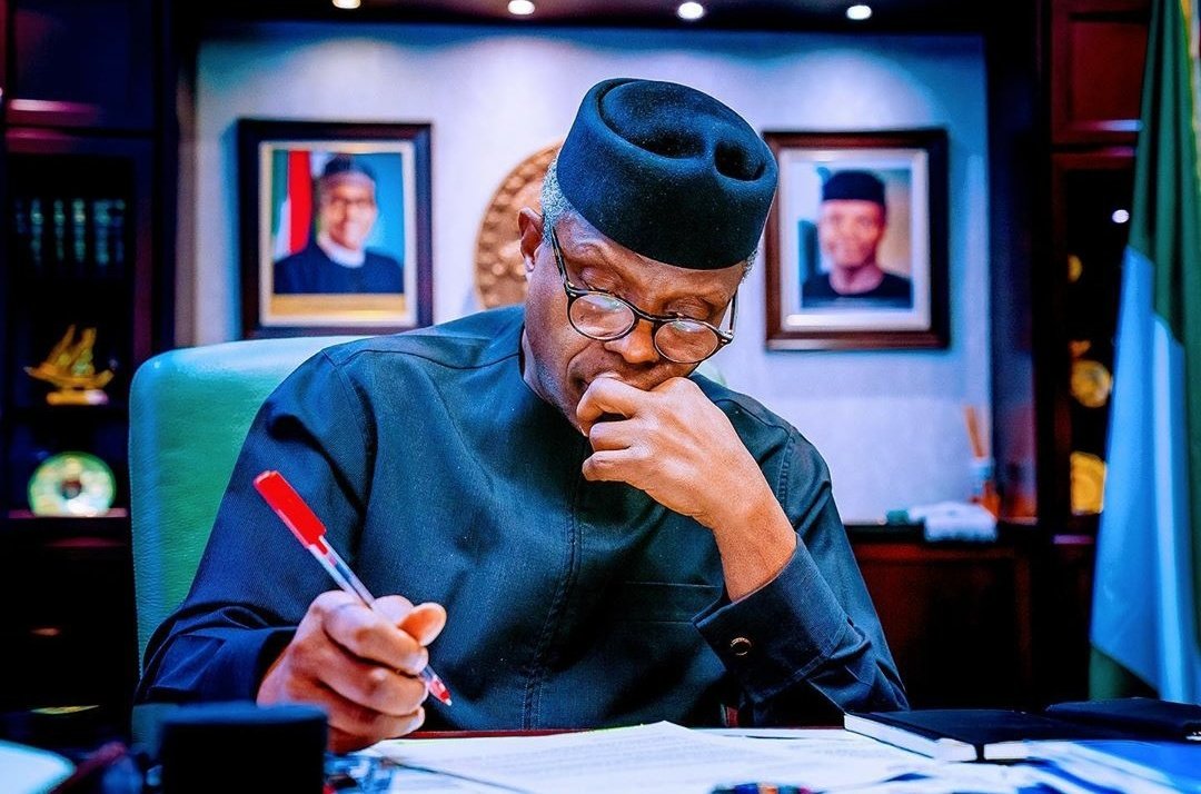 SirAbelOfficial's tweet photo. #OsinbajoOnRestructuring
Did you knw what restructuring Nigeria implies?
- It means that each region will concentrate on developing its infrastructure at its own pace.
- #RestructuringNigeria will also ensure that the FG will concentrate on defence, currency & foreign affairs. https://t.co/i1VVvjg8on