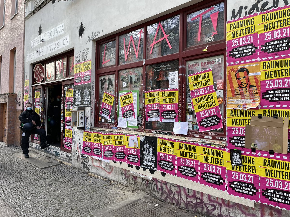 ZSKberlin's tweet photo. Und Nazi Schmidtke und LeJeune dürfen erstmal schön durch die Kneipe latschen und alles filmen. Fucking fuck!🤬😡😡😡 #b2503 #Meutereibleibt https://t.co/C6n1DrFAAq