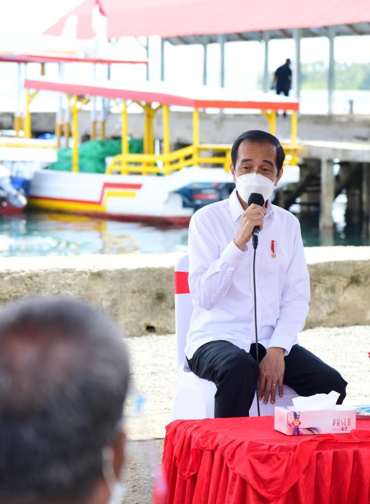 Bertemu para nelayan Maluku di Dermaga Huseka’a Hitu, Maluku Tengah, siang tadi, saya mendengar kebutuhan mereka akan alat tangkap ikan seperti rumpon, yang dapat mereka manfaatkan bersama-sama.

Saya kira ini usul yang baik. Insyaallah, pemerintah akan membantu.