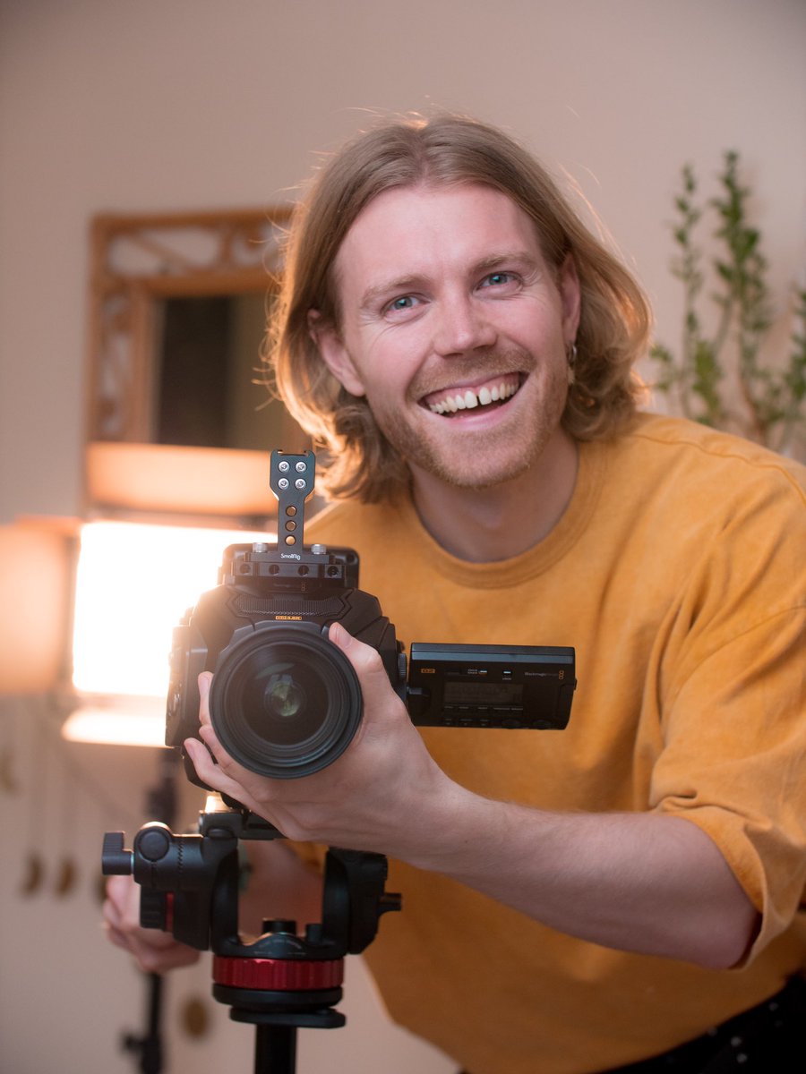 ProActShowreels's tweet photo. Would you trust this guy the shoot your Reel? 🤷☀️ BTS shot from a fab shoot with @phoebeagrant yesterday - can’t wait to share with you the pics and vids we shot for her new massage business! ✌🏻 #bts #showreel #showreelshareday #londonshowreel #videographer #cinematographer https://t.co/x5ivknHe8H