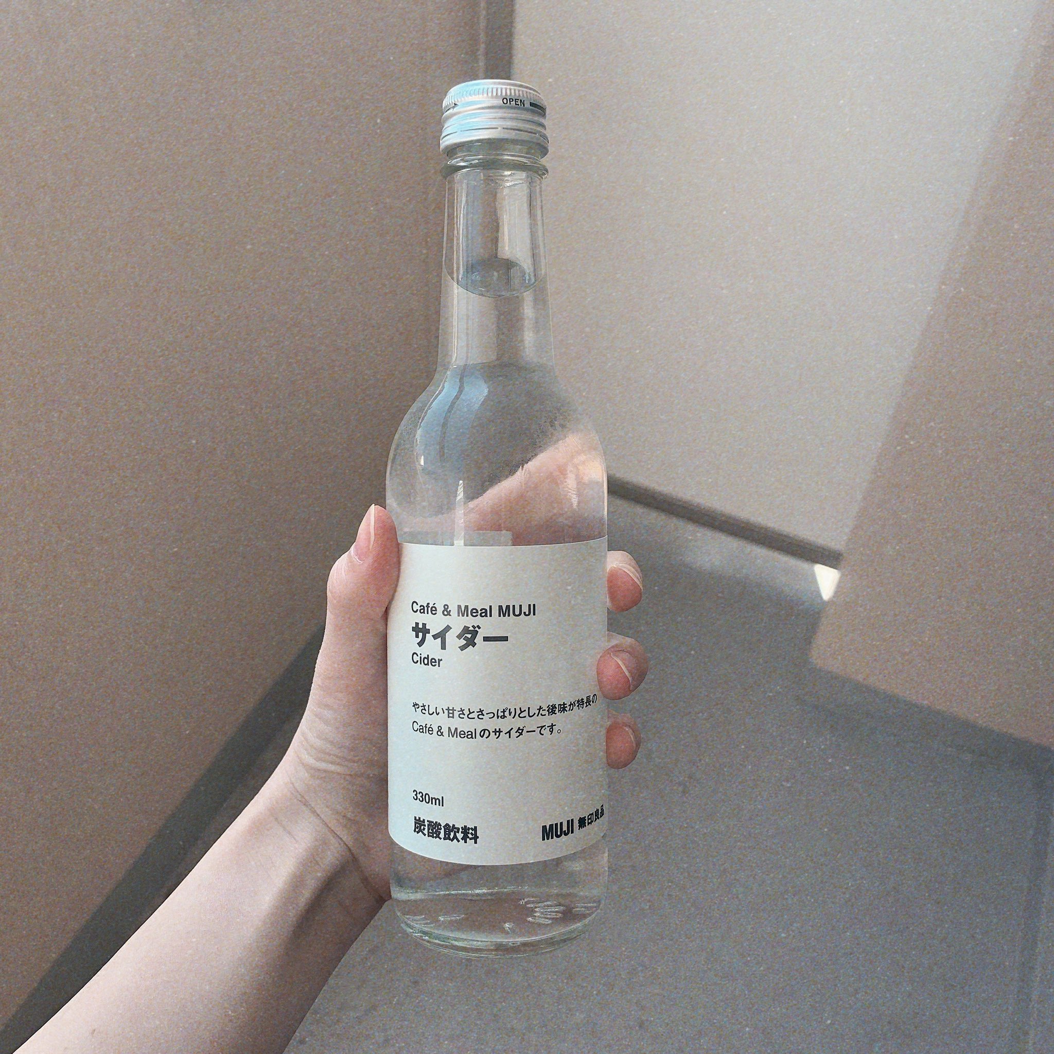 芳醇 無印のサイダー 飲んだ後はそのまま花瓶として使っても良い感じになる 芳醇 無印のサイダー 飲んだ後はそのまま花瓶として使っても良い感じになる