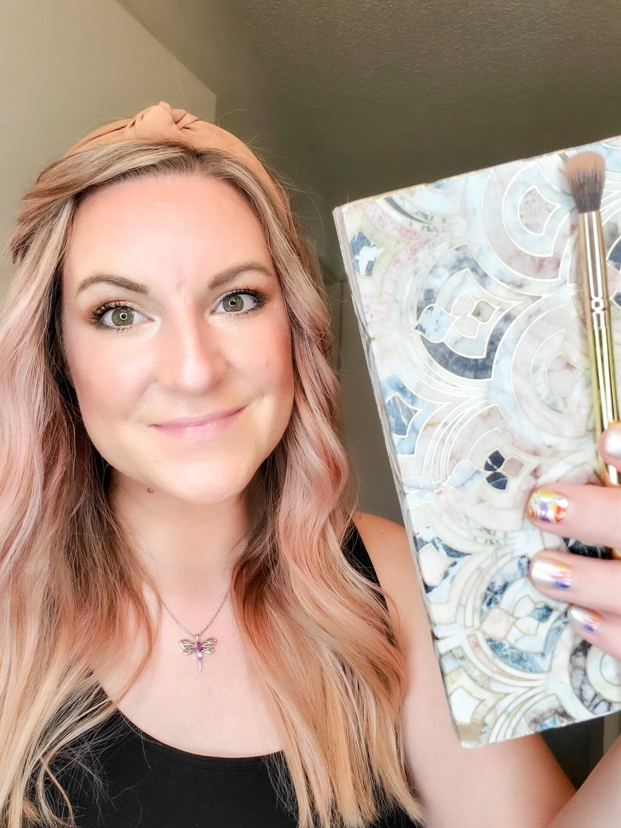 BrieJoy's tweet photo. I don't understand people that don't like shopping with mlm's. The difference between an MLM and a business is that when you shop with an MLM you're most likely supporting a hard working, small business, mom. Think about that when you buy your makeup from Sephora or go to a gym. https://t.co/7fwu3n1QSu