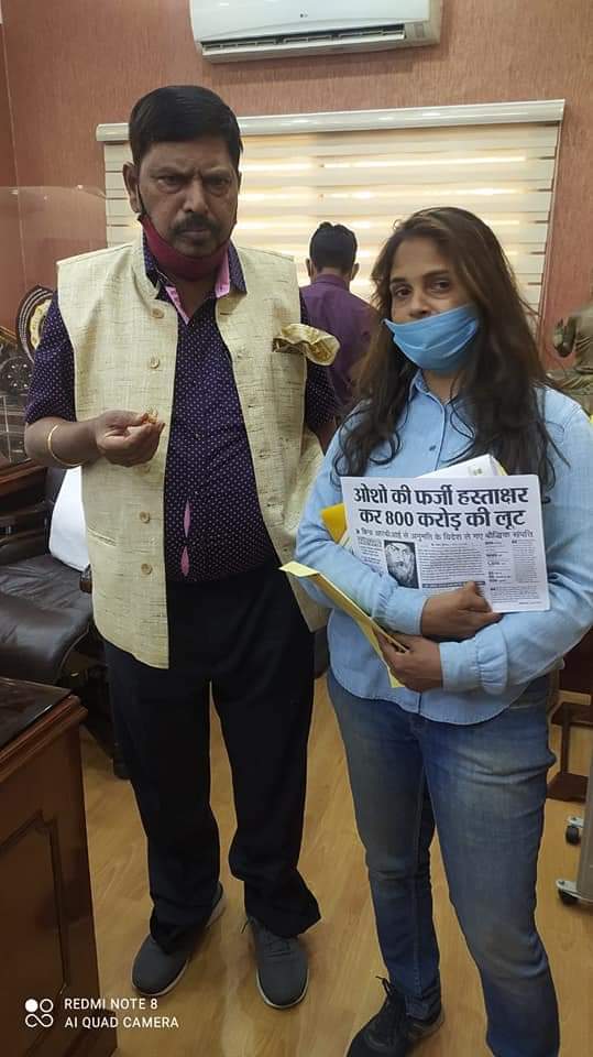 save_pune's tweet photo. Sannyasins reaching out to the Politicians L -Sh. Ramdas Athwale, R - Sh. Sanjay Nirupam
@itstimesangha @pfa_institute @sanjaynirupam @RamdasAthawale @PMOIndia #SaveOshoLegacy #NoMoreSiphoning #SaveOshoAshram #GodIsNotForSale #NeitherHisAshram #thursdaymorning #Osho #ओशो #Pune https://t.co/GSo9QkHMRQ