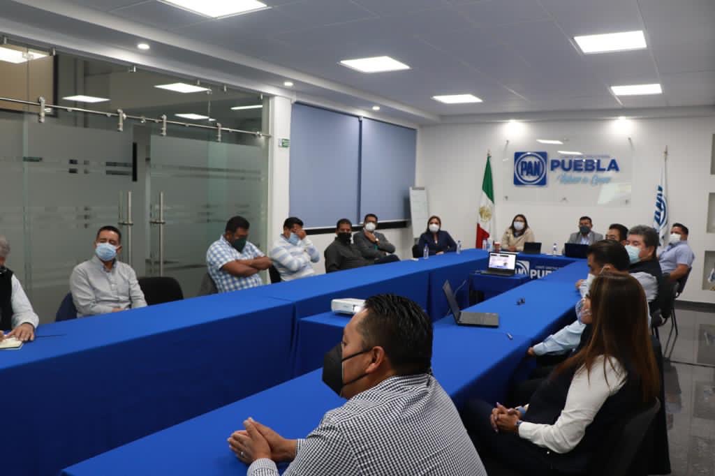 GenovevaHuerta's tweet photo. Con el objetivo de fortalecer la unidad del @PANPUEBLA, en San Andrés Cholula, me reuní con aspirantes a la Presidencia Municipal. 

Acordamos por mayoría una consulta indicativa a efectuarse el domingo, para que la militancia de @AccionNacional decida quién los representará. https://t.co/XPXn0gg8b9
