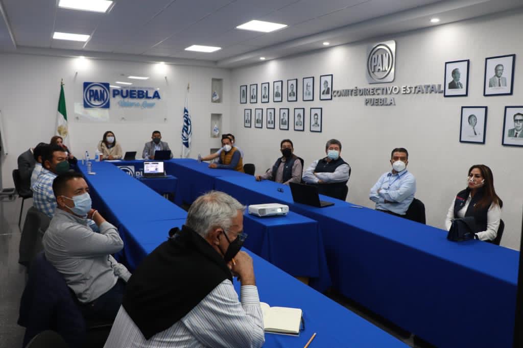GenovevaHuerta's tweet photo. Con el objetivo de fortalecer la unidad del @PANPUEBLA, en San Andrés Cholula, me reuní con aspirantes a la Presidencia Municipal. 

Acordamos por mayoría una consulta indicativa a efectuarse el domingo, para que la militancia de @AccionNacional decida quién los representará. https://t.co/XPXn0gg8b9