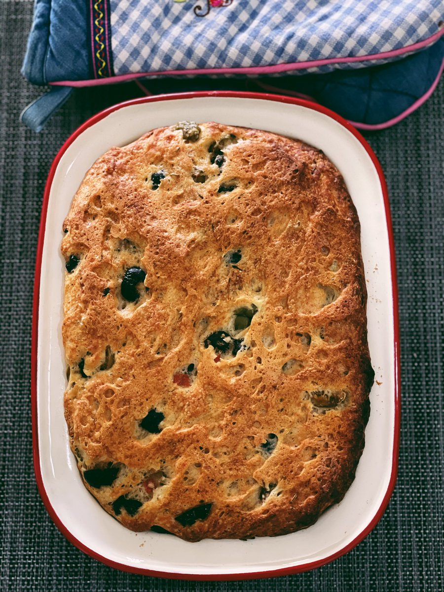 _ektaparekh's tweet image. I've been enjoying some delicious olive bread from local bakeries and have wanted to make some of my own ever since, so here we go.

Flavorful and crusty olive bread, good on it's own but tastes very nice with butter or cheese too.

#bread #olivebread #food #kitchenexperiments