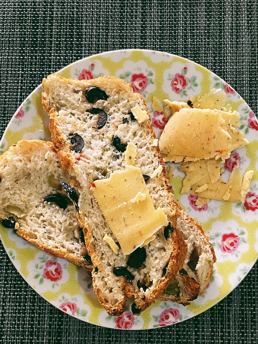 _ektaparekh's tweet image. I've been enjoying some delicious olive bread from local bakeries and have wanted to make some of my own ever since, so here we go.

Flavorful and crusty olive bread, good on it's own but tastes very nice with butter or cheese too.

#bread #olivebread #food #kitchenexperiments