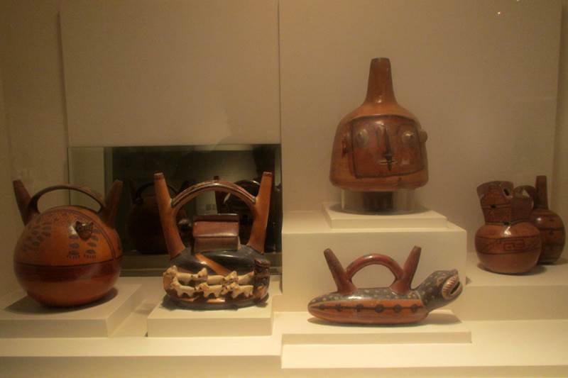 This evening we& #39;re visiting the Larco Museum (official name, Museo Arqueológico Rafael Larco Herrera), a privately owned museum in Lima, Peru. It opened on Peruvian Independence Day, July 28, 1926. (Peru got independence from Spain in 1821.) It has a wide range of........