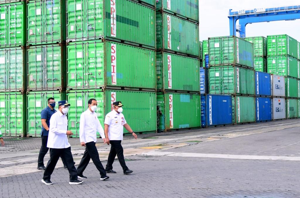 Saya ke Pelabuhan Yos Sudarso di Kota Ambon, pagi ini, dan berdialog dengan sejumlah pelaku usaha perikanan. 

Pemerintah berencana membangun Ambon New Port seluas kurang lebih 700 ha yang di dalamnya terintegrasi pelabuhan logistik, pelabuhan, sekaligus industri perikanan.