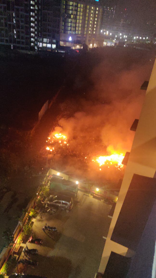 punekarnews's tweet photo. #Waste was burnt beside Global Lifestyle, #EON, #Kharadi, on Tuesday night. This happens regularly as the ground has turned into a dumpster. The #smoke fills inside the buildings which cause a #health hazard for the residents. 

#Pune @AjitPawarSpeaks @suniltingre @Kshitij_KRA https://t.co/TPIJwkSsWT