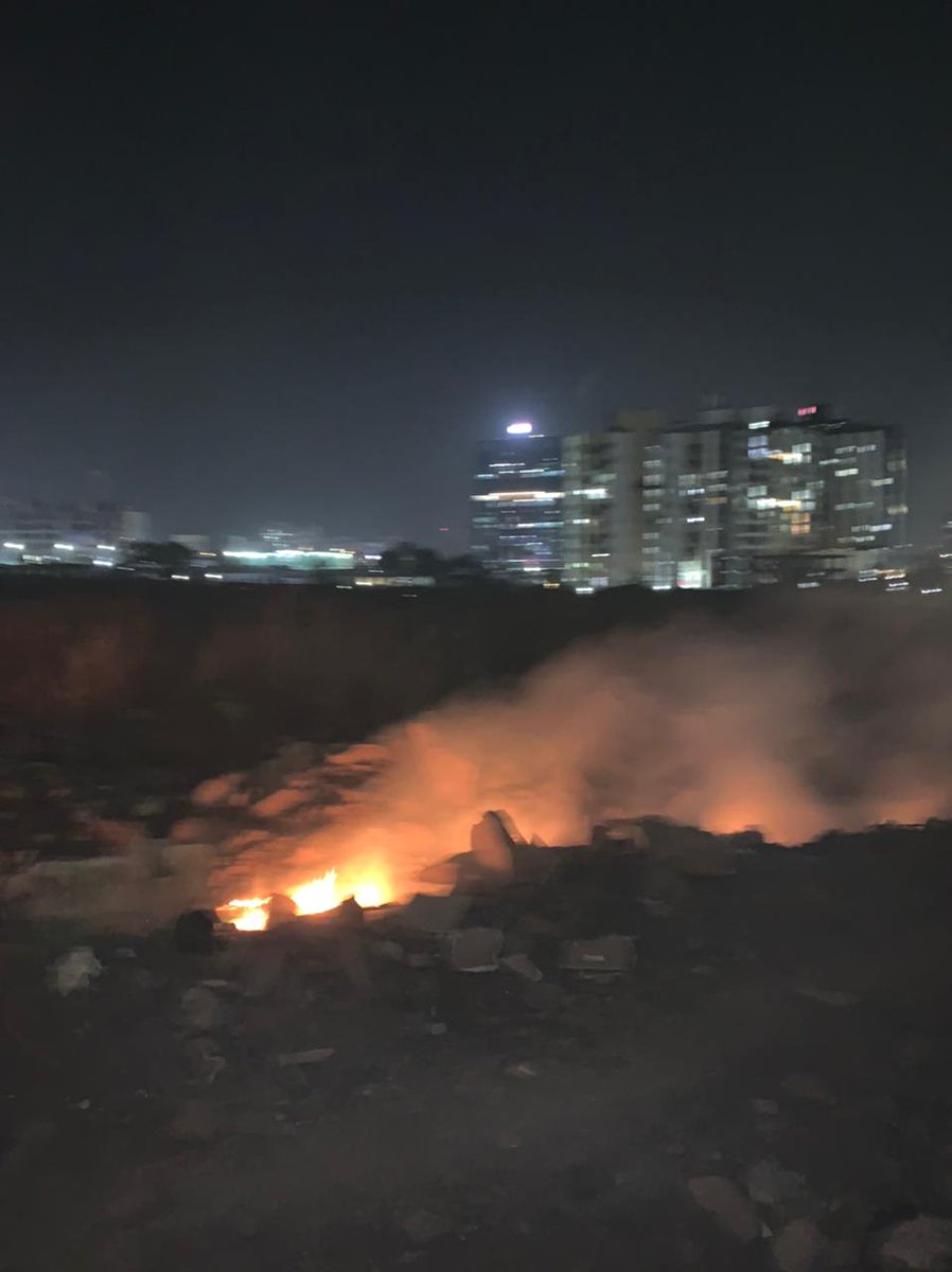 punekarnews's tweet photo. #Waste was burnt beside Global Lifestyle, #EON, #Kharadi, on Tuesday night. This happens regularly as the ground has turned into a dumpster. The #smoke fills inside the buildings which cause a #health hazard for the residents. 

#Pune @AjitPawarSpeaks @suniltingre @Kshitij_KRA https://t.co/TPIJwkSsWT