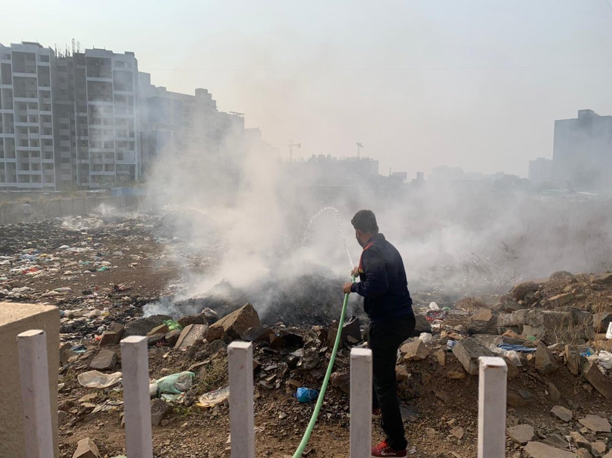 punekarnews's tweet photo. #Waste was burnt beside Global Lifestyle, #EON, #Kharadi, on Tuesday night. This happens regularly as the ground has turned into a dumpster. The #smoke fills inside the buildings which cause a #health hazard for the residents. 

#Pune @AjitPawarSpeaks @suniltingre @Kshitij_KRA https://t.co/TPIJwkSsWT