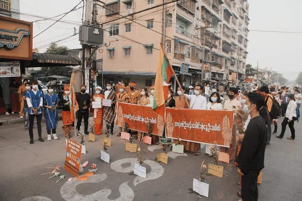MayPyaeSoneHte1's tweet photo. 25 Mar, Yangon 
STOP ABDUCTIONS

On March 25, various engineering schools and Hlaing youths from Hlaing Township staged a spring strike with all kinds of dawn flowers to against the military dictatorship.

#Mar25Coup
#WhatsHappeningInMyanmar https://t.co/pozN9DhzHq