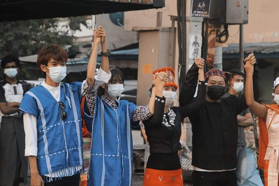 MayPyaeSoneHte1's tweet photo. 25 Mar, Yangon 
STOP ABDUCTIONS

On March 25, various engineering schools and Hlaing youths from Hlaing Township staged a spring strike with all kinds of dawn flowers to against the military dictatorship.

#Mar25Coup
#WhatsHappeningInMyanmar https://t.co/pozN9DhzHq
