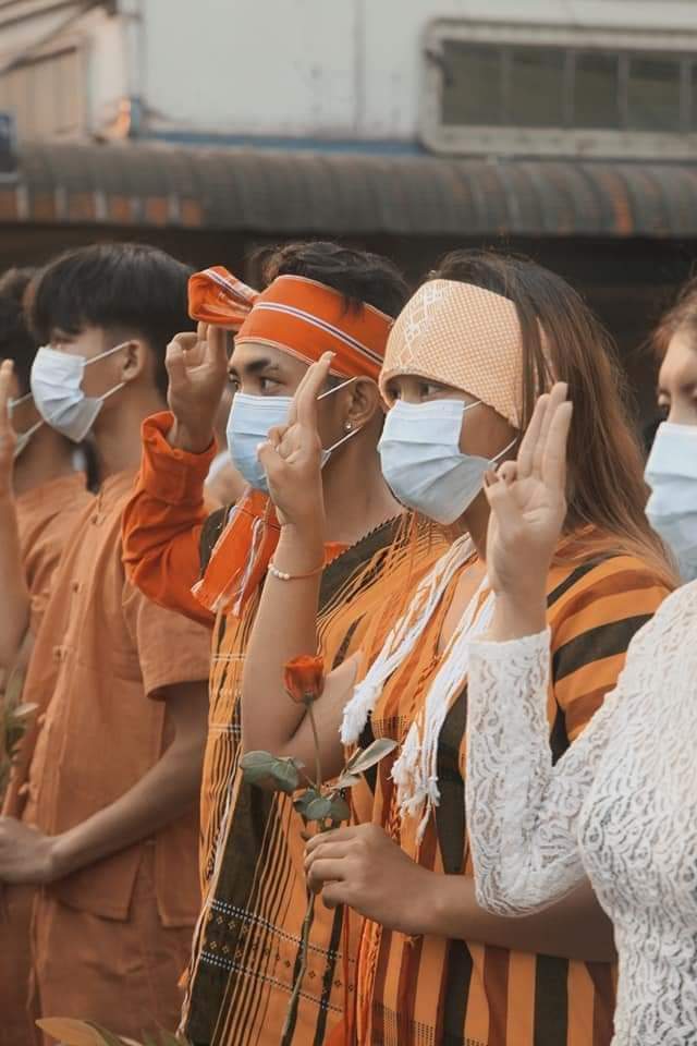 MayPyaeSoneHte1's tweet photo. 25 Mar, Yangon 
STOP ABDUCTIONS

On March 25, various engineering schools and Hlaing youths from Hlaing Township staged a spring strike with all kinds of dawn flowers to against the military dictatorship.

#Mar25Coup
#WhatsHappeningInMyanmar https://t.co/pozN9DhzHq