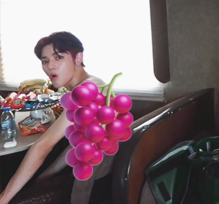 hiehovonct's tweet photo. This needs to be done lee taeyong! https://t.co/IJcYYSm91U