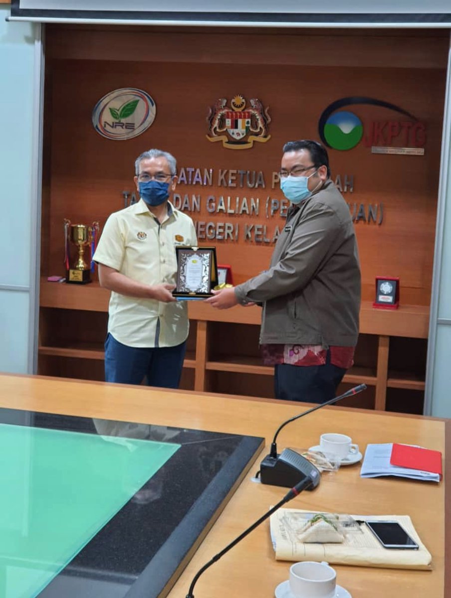 ECERJKR's tweet photo. Sesi penyelarasan isu tanah bg projek-projek Caw Jalan JKR Malaysia di Kelantan dan kunjungan hormat YBrs PKCJ ke JKPTG dan PTG Kelantan bg melancarkan urusan projek yg melibatkan pengambilan tanah
@CawJalanJKR 
@M_AminKasim 
@HasmiJkr 
@BpptimurCjJkr https://t.co/DCdto5Lr5q