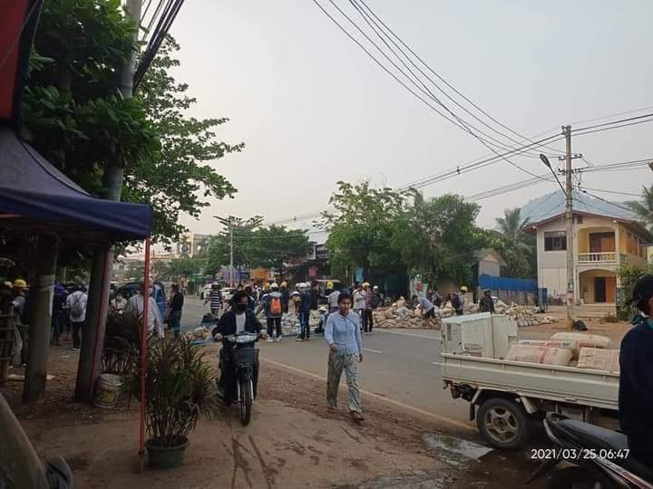 MayPyaeSoneHte1's tweet photo. 25 Mar, Karen State
STOP ABDUCTIONS

Karen State, Hpa-an people made waves strike at 7 am today. A violent military and police, shot with tear gas, rubber bullets and open fire with live ammunitions and one person was seriously injured.

#Mar25Coup
#WhatsHappeningInMyanmar https://t.co/mAdUivhNZG