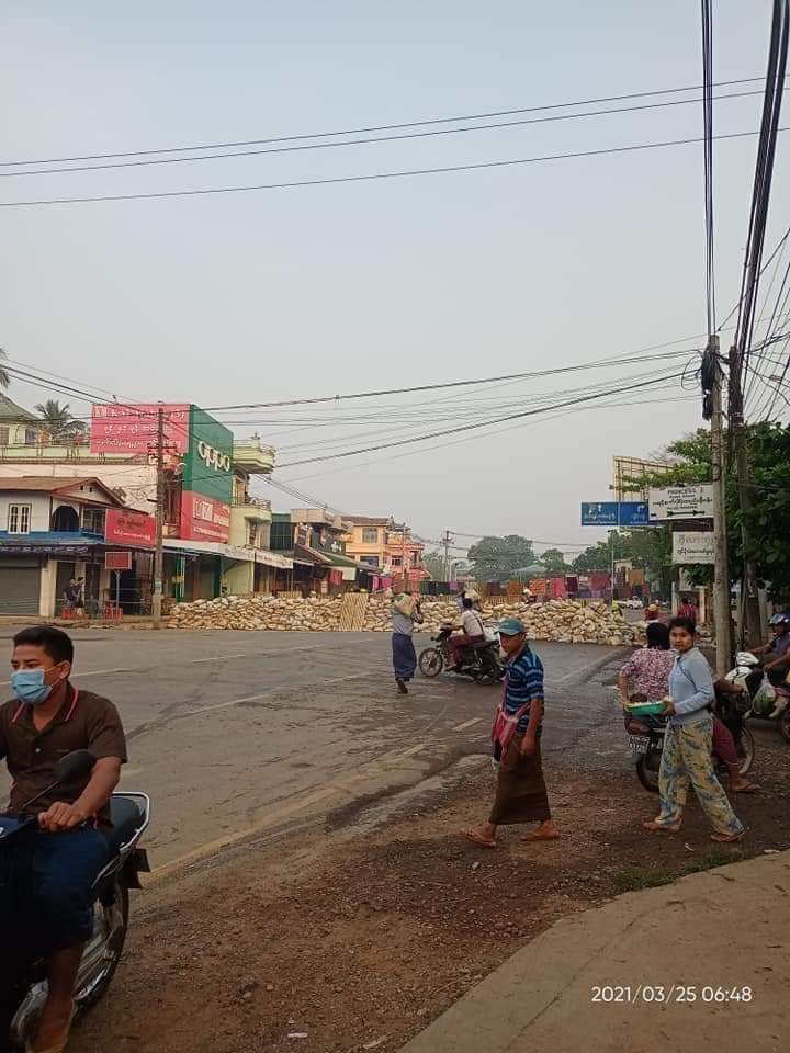 MayPyaeSoneHte1's tweet photo. 25 Mar, Karen State
STOP ABDUCTIONS

Karen State, Hpa-an people made waves strike at 7 am today. A violent military and police, shot with tear gas, rubber bullets and open fire with live ammunitions and one person was seriously injured.

#Mar25Coup
#WhatsHappeningInMyanmar https://t.co/mAdUivhNZG