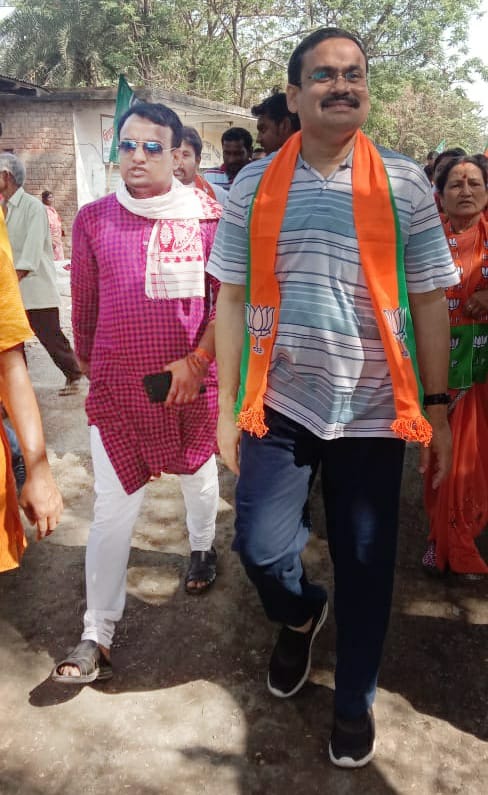 BjpKundu's tweet photo. জোর কদমে প্রচার চলছে বোলপুর বিধানসভা কেন্দ্রে আজ প্রচারে উপস্থিত ছিলেন বীরভূম যুব মোর্চার জেলা সহ-সভাপতি সৌরভ (নীল) মজুমদার https://t.co/qJqL1xtBJf