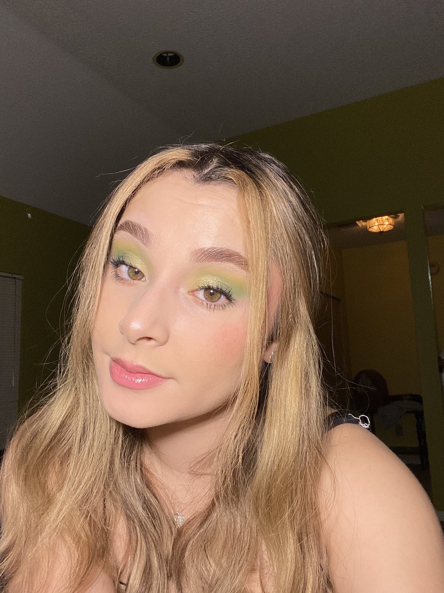 _phoebe_v's tweet photo. green moment https://t.co/KvjCHcgS0W