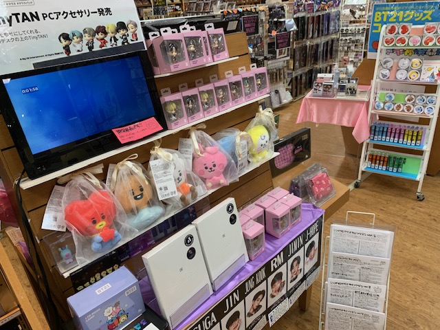 GKDHAKODATE_DNK's tweet photo. #TinyTAN モニタフィギュア店頭にある分のみ
になります！
推し、メンバー全員揃えたいなど早めのご購入を
お勧めします。
玉光堂函館駅前ビル店

#TINYTAN #BTS #방탄소년단 #Monitorfigure #Royche #Solomon https://t.co/suM0t3XLn1 https://t.co/sFGygkKOBb
