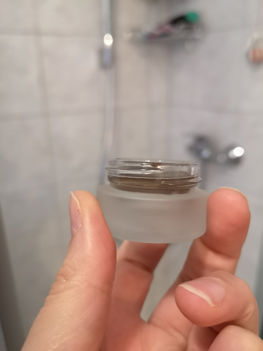 rumunkel's tweet photo. Ich so: Boah, das wird eine Weile dauern, bis ich das leer kriege, das waren gut investierte 13 €.
Meine Augenbrauenpomade so: https://t.co/zzmnpJQNxZ