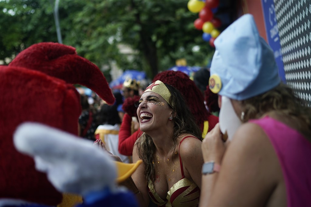 RTLnieuws's tweet photo. In Brazilië heerst een gek soort preutsheid, schrijft @sandrakorstjens in haar column. 'Je zult hier niemand op het strand zien omkleden.' https://t.co/jtiDochY1J https://t.co/hZeros2OwA